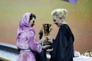 لیلا حاتمی جایزه کیت بلانشت را اهدا کرد